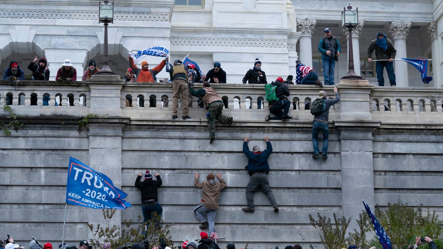 Auch die Westwand des Kapitols kann die Trump-Anhänger nicht aufhalten. Einige von ihnen klettern einfach die Mauer hinauf.