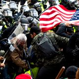 Randalierer versuchen mit aller Gewalt, sich einen Weg zum Kongressgebäude zu bahnen