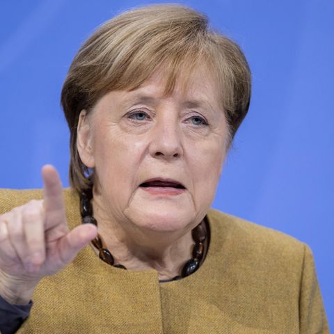 Angela Merkel spricht mit erhobenem Zeigefinger