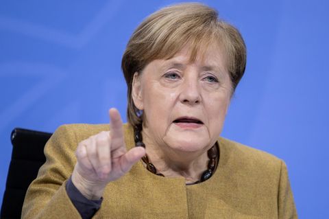 Angela Merkel spricht mit erhobenem Zeigefinger