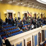 Der Pro-Trump-Mob hat das Herz der US-Demokratie erreicht und besetzt die Tribüne des Plenarsaals. Erst wenige Momente zuvor war es den Sicherheitskräften gelungen, die dort eingeschlossenen Abgeordneten in Sicherheit zu bringen