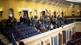 Der Pro-Trump-Mob hat das Herz der US-Demokratie erreicht und besetzt die Tribüne des Plenarsaals. Erst wenige Momente zuvor war es den Sicherheitskräften gelungen, die dort eingeschlossenen Abgeordneten in Sicherheit zu bringen