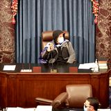 Ein Angreifer nimmt den Stuhl des Kammervorsitzenden in Beschlag 