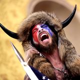 Chansley soll zu den ersten gehört haben, die in das Kapitol eindrangen