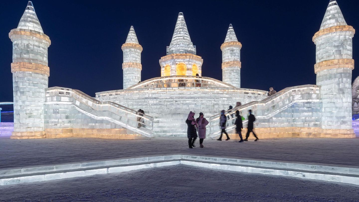 Möglich wird das Eisfestival in der Heilongjiang-Province im Nordosten Chinas durch die hochwinterlichen Temperaturen über mehrere Wochen.
