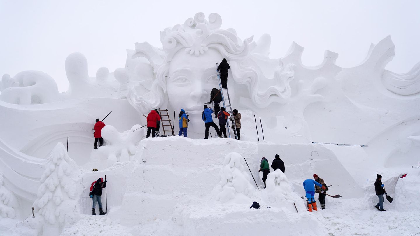 Zuvor haben im Dezember die Schneebildhauer die Kunstwerke auf dem Gelände bearbeitet