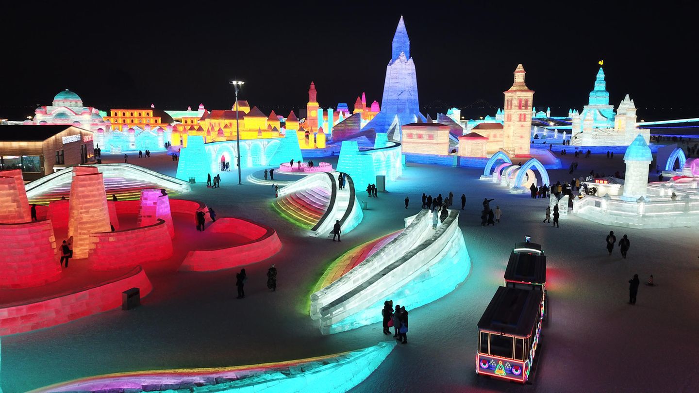 Bild 1 von 13 der Fotostrecke zum Klicken:  Das Eis- und Schneefestival im chinesischen Harbin findet bereits zum 37. Mal statt.