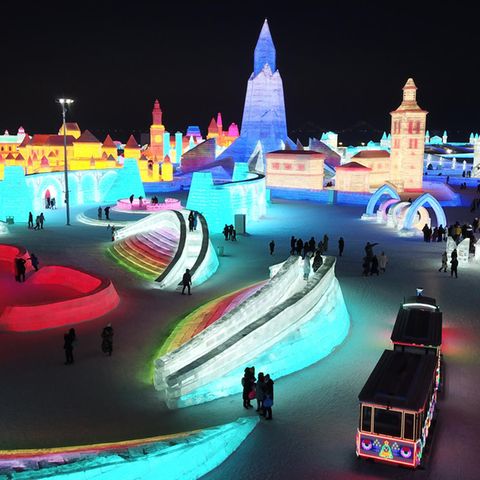 Bild 1 von 13 der Fotostrecke zum Klicken:  Das Eis- und Schneefestival im chinesischen Harbin findet bereits zum 37. Mal statt.