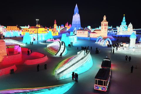 Bild 1 von 13 der Fotostrecke zum Klicken:  Das Eis- und Schneefestival im chinesischen Harbin findet bereits zum 37. Mal statt.