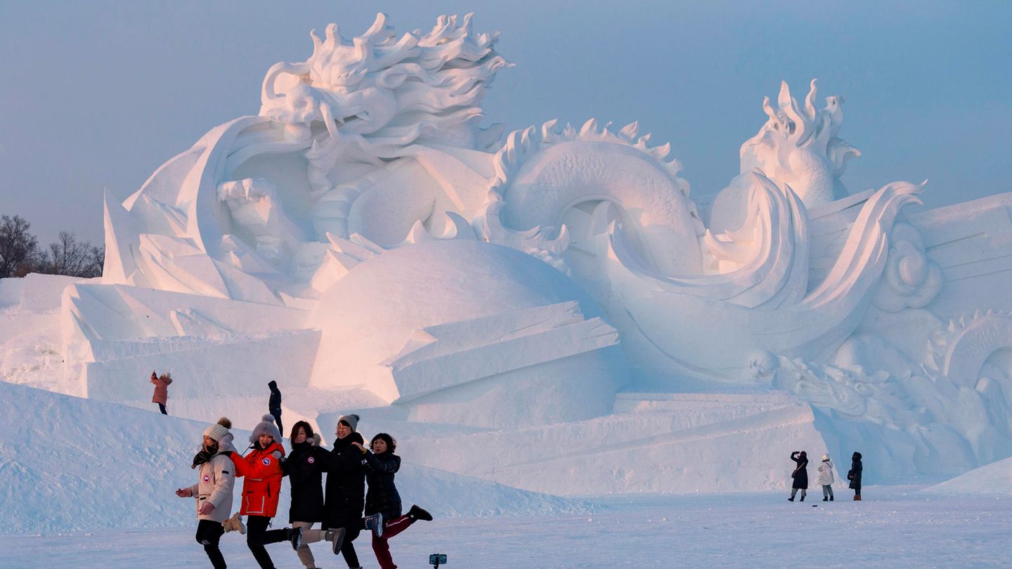 Ein schneeweißer Drache: In dem Teil der Austellung werden Snow Sculptures gezeigt