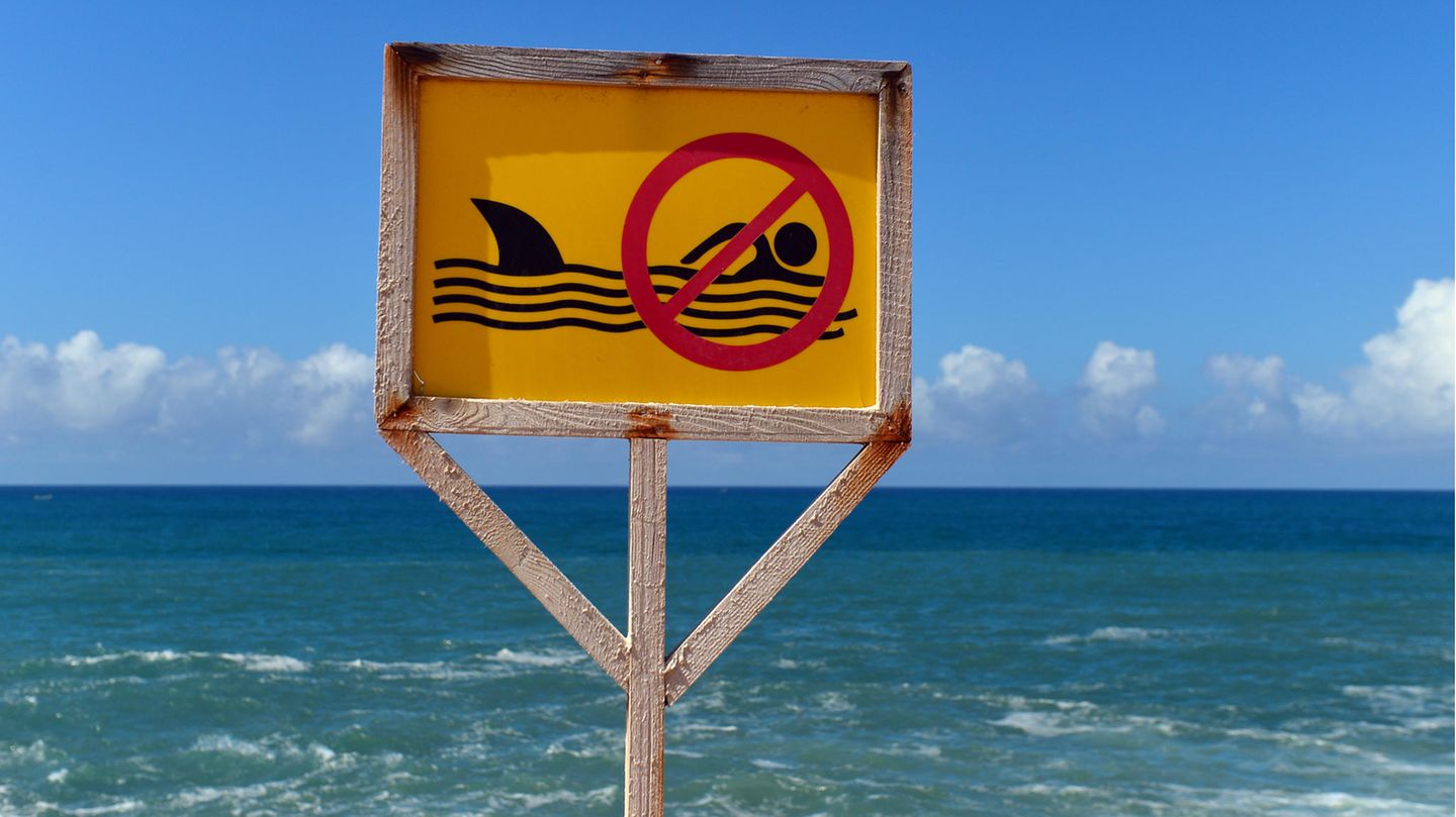 Ein Schild an der Küste verbietetin Mogadischu (Somalia) das Schwimmen im Meer