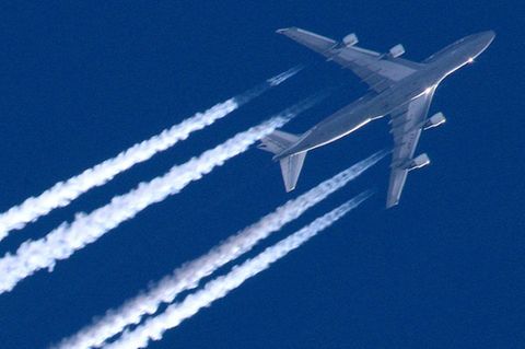 Klare Sicht und blauer Himmel: ein Langstreckenjet überfliegt in großer Höhe Brandenburg.