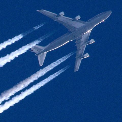 Klare Sicht und blauer Himmel: ein Langstreckenjet überfliegt in großer Höhe Brandenburg.