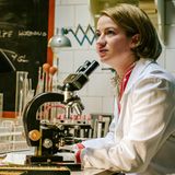 Sie ist die Hauptfigur der dritten Staffel von "Charité": Dr. Ella Wendt (Nina Gummich). Die junge Ärztin ist eigentlich an das berühmte Krankenhaus gekommen, weil sie dort ihre Forschungen zur Krebsfrüherkennung voranbringen will. Doch dazu hat sie kaum Zeit: Die Charité ist chronisch unterbesetzt, immer mehr Mediziner verlassen die DDR in Richtung Westen. 