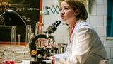 Sie ist die Hauptfigur der dritten Staffel von "Charité": Dr. Ella Wendt (Nina Gummich). Die junge Ärztin ist eigentlich an das berühmte Krankenhaus gekommen, weil sie dort ihre Forschungen zur Krebsfrüherkennung voranbringen will. Doch dazu hat sie kaum Zeit: Die Charité ist chronisch unterbesetzt, immer mehr Mediziner verlassen die DDR in Richtung Westen. 