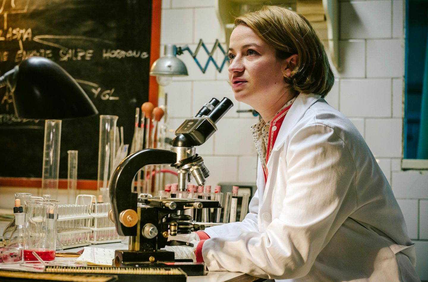 ARD-Serie: Sie ist die Hauptfigur der dritten Staffel von "Charité": Dr. Ella Wendt (Nina Gummich). Die junge Ärztin ist eigentlich an das berühmte Krankenhaus gekommen, weil sie dort ihre Forschungen zur Krebsfrüherkennung voranbringen will. Doch dazu hat sie kaum Zeit: Die Charité ist chronisch unterbesetzt, immer mehr Mediziner verlassen die DDR in Richtung Westen. Sie ist die Hauptfigur der dritten Staffel von "Charité": Dr. Ella Wendt (Nina Gummich). Die junge Ärztin ist eigentlich an das berühmte Krankenhaus gekommen, weil sie dort ihre Forschungen zur Krebsfrüherkennung voranbringen will. Doch dazu hat sie kaum Zeit: Die Charité ist chronisch unterbesetzt, immer mehr Mediziner verlassen die DDR in Richtung Westen.