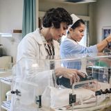 Damit eckt der Gynäkologe bei vielen Kollegen an, etwa bei der engagierten Kinderärztin Ingeborg Rapoport (Nina Kunzendorf). Die Kindermedizinerin entwickelt einen neuartigen Ansatz, um die Säuglingssterblichkeit zu senken. Die überzeugte Sozialistin gerät immer wieder mit den patriarchalen Strukturen aneinander.