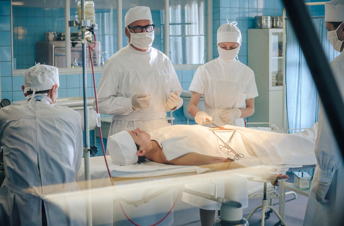 ARD-Serie: Die dritte Staffel der historischen Krankenhausserie führt den Zuschauer wieder in eine neue Epoche. Nach der Kaiserzeit (1. Staffel), dem Nationalsozialismus (2. Staffel) geht es nun in ein Schicksalsjahr der DDR: ins Jahr 1961. Die Handlung setzt ein am 6. August, also eine Woche vor dem Mauerbau. Die in Ost-Berlin gelegene Charité ist vom Wegzug des Fachpersonals schwer gebeutelt, doch die Ärzte geben ihr Bestes. So auch der Gynäkologe Prof. Helmut Kraatz (Uwe Ochsenknecht, M.), der in medizinischen Fragen allerdings konservativ denkt und dem wissenschaftlichen Fortschritt nicht sonderlich aufgeschlossen gegenüber steht. Die dritte Staffel der historischen Krankenhausserie führt den Zuschauer wieder in eine neue Epoche. Nach der Kaiserzeit (1. Staffel), dem Nationalsozialismus (2. Staffel) geht es nun in ein Schicksalsjahr der DDR: ins Jahr 1961. Die Handlung setzt ein am 6. August, also eine Woche vor dem Mauerbau. Die in Ost-Berlin gelegene Charité ist vom Wegzug des Fachpersonals schwer gebeutelt, doch die Ärzte geben ihr Bestes. So auch der Gynäkologe Prof. Helmut Kraatz (Uwe Ochsenknecht, M.), der in medizinischen Fragen allerdings konservativ denkt und dem wissenschaftlichen Fortschritt nicht sonderlich aufgeschlossen gegenüber steht.