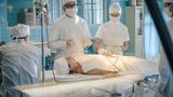 Die dritte Staffel der historischen Krankenhausserie führt den Zuschauer wieder in eine neue Epoche. Nach der Kaiserzeit (1. Staffel), dem Nationalsozialismus (2. Staffel) geht es nun in ein Schicksalsjahr der DDR: ins Jahr 1961. Die Handlung setzt ein am 6. August, also eine Woche vor dem Mauerbau. Die in Ost-Berlin gelegene Charité ist vom Wegzug des Fachpersonals schwer gebeutelt, doch die Ärzte geben ihr Bestes. So auch der Gynäkologe Prof. Helmut Kraatz (Uwe Ochsenknecht, M.), der in medizinischen Fragen allerdings konservativ denkt und dem wissenschaftlichen Fortschritt nicht sonderlich aufgeschlossen gegenüber steht.
