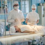 Die dritte Staffel der historischen Krankenhausserie führt den Zuschauer wieder in eine neue Epoche. Nach der Kaiserzeit (1. Staffel), dem Nationalsozialismus (2. Staffel) geht es nun in ein Schicksalsjahr der DDR: ins Jahr 1961. Die Handlung setzt ein am 6. August, also eine Woche vor dem Mauerbau. Die in Ost-Berlin gelegene Charité ist vom Wegzug des Fachpersonals schwer gebeutelt, doch die Ärzte geben ihr Bestes. So auch der Gynäkologe Prof. Helmut Kraatz (Uwe Ochsenknecht, M.), der in medizinischen Fragen allerdings konservativ denkt und dem wissenschaftlichen Fortschritt nicht sonderlich aufgeschlossen gegenüber steht.