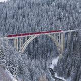 Auf Schmalspurgleisen durch die Winterwunderlandschaft: Die Schweiz bietet mehrere besondere Eisenbahnerlebnisse, wie die Alpenüberquerung mit dem Bernina Express von Chur bis ins italienische Tirano oder eine Tagesreise mit dem Glacier Express: In acht Stunden geht es von St. Moritz nach Zermatt, vom Engadin bis hin zum Matterhorn.  Infos: www.rhb.ch, www.glacierexpress.ch