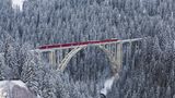 Auf Schmalspurgleisen durch die Winterwunderlandschaft: Die Schweiz bietet mehrere besondere Eisenbahnerlebnisse, wie die Alpenüberquerung mit dem Bernina Express von Chur bis ins italienische Tirano oder eine Tagesreise mit dem Glacier Express: In acht Stunden geht es von St. Moritz nach Zermatt, vom Engadin bis hin zum Matterhorn.  Infos: www.rhb.ch, www.glacierexpress.ch