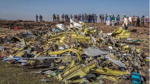 Überreste der am 10. März 2019 abgestürzten Boeing 737 Max von Ethiopian Airlines. Bei dem Unglück kurz nach dem Start in Addis Abeba kamen alle 157 Menschen an Bord ums Leben.