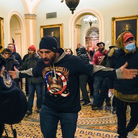 Ein Anhänger der rechten QAnon-Verschwörungsideologien im Kapitol in Washington
