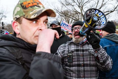Dicht gedrängt und die meisten ohne Maske: Tausende Trump-Supporter kurz vor dem Sturm aufs Kapitol.