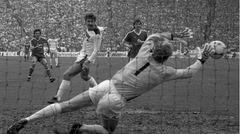 26. April 1986  Der Ex-Gladbacher Lothar Matthäus eröffnet mit dem 1:0 den Torreigen der Bayern. Am Ende geht die Borussia mit 0:6 unter und die Bayern feiern den Titel. Der Trainer der Gladbacher heißt jetzt übrigens Jupp Heynckes, aber er kann die Mannschaft nicht zurück zu alter Größe führen.