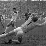 26. April 1986  Der Ex-Gladbacher Lothar Matthäus eröffnet mit dem 1:0 den Torreigen der Bayern. Am Ende geht die Borussia mit 0:6 unter und die Bayern feiern den Titel. Der Trainer der Gladbacher heißt jetzt übrigens Jupp Heynckes, aber er kann die Mannschaft nicht zurück zu alter Größe führen.