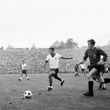 2. Oktober 1965  Das erste Duell der beiden Klubs in der Bundesliga, beide sind frisch aufgestiegen und treffen am Bökelberg aufeinander. Einige Namen sind noch sehr gegenwärtig. Jupp Heynckes (vorne links) zum Beispiel, damals 20 Jahre alt, liefert sich ein Laufduell mit Gerd Müller, zu diesem Zeitpunkt 19. Beide sollten ihre Teams bis weit in die Siebziger prägen. Günter Netzer schießt übrigens das 1:0 für Gladbach, dann drehen die Tore von Werner Olk und Gerd Müller die Partie zu Gunsten der Bayern.