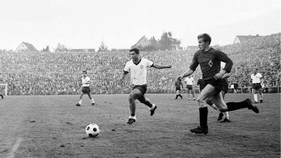 2. Oktober 1965  Das erste Duell der beiden Klubs in der Bundesliga, beide sind frisch aufgestiegen und treffen am Bökelberg aufeinander. Einige Namen sind noch sehr gegenwärtig. Jupp Heynckes (vorne links) zum Beispiel, damals 20 Jahre alt, liefert sich ein Laufduell mit Gerd Müller, zu diesem Zeitpunkt 19. Beide sollten ihre Teams bis weit in die Siebziger prägen. Günter Netzer schießt übrigens das 1:0 für Gladbach, dann drehen die Tore von Werner Olk und Gerd Müller die Partie zu Gunsten der Bayern.