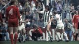 18. Mai 1974  Am letzten Spieltag der Saison kassieren die Bayern ihre höchste Niederlage gegen die Fohlen-Elf. Jupp Heynckes (M.), jetzt schon etwas älter und mit deutlich längeren Haaren, erzielte zwei der fünf Treffer, die Bayern keines. Bayern-Vorstopper Georg "Katsche" Schwarzenbeck interessiert das herzlich wenig. Kein Wunder: Der Sieg war bedeutungslos, weil die Bayern eh Meister waren. Am Tag zuvor (!) hatten sie zum aller ersten Mal das Finale im Landesmeister-Cup gewonnen, der Gegner hieß Atletico Madrid.  "Ich habe gegen Uli Hoeneß gespielt. Er hatte schätzungsweise noch 3,5 Promille", sagt Mönchengladbachs heutiger Vizepräsident Rainer Bonhof damals.