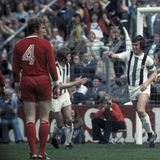 18. Mai 1974  Am letzten Spieltag der Saison kassieren die Bayern ihre höchste Niederlage gegen die Fohlen-Elf. Jupp Heynckes (M.), jetzt schon etwas älter und mit deutlich längeren Haaren, erzielte zwei der fünf Treffer, die Bayern keines. Bayern-Vorstopper Georg "Katsche" Schwarzenbeck interessiert das herzlich wenig. Kein Wunder: Der Sieg war bedeutungslos, weil die Bayern eh Meister waren. Am Tag zuvor (!) hatten sie zum aller ersten Mal das Finale im Landesmeister-Cup gewonnen, der Gegner hieß Atletico Madrid.  "Ich habe gegen Uli Hoeneß gespielt. Er hatte schätzungsweise noch 3,5 Promille", sagt Mönchengladbachs heutiger Vizepräsident Rainer Bonhof damals.