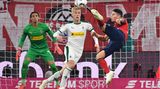6. Oktober 2018  James Rodriguez versucht es mit einer artistischen Einlage, bleibt aber erfolglos. Mit 3:0 gelingt den Gladbachern ein Sieg in der Allianz Arena. Die Torschützen heißen Alassane Plea, Lars Stindl und Patrick Herrmann. Die Niederlage stürzt die Bayern unter Trainer Niko Kovac in die Krise. Wenige Wochen wird er entlassen. Sein Nachfolger heißt Hansi Flick.