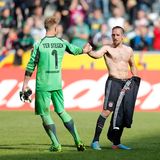 18. Mai 2013  Gegen die Triple Bayern ist kein Kraut gewachsen. Die Bayern stehen schon vor dem Spiel als Meister fest, in der Folge holen sie unter Jupp Heynckes den DFB-Pokal und die Champions League. Gladbach erzielt zwar in den ersten zehn Minuten drei Tore, aber am Ende gewinnen die Bayern durch Tore von Franck Ribéry und Arjen Robben mit 4:3. Dem jungen Keeper Marc-André ter Stegen bleibt nichts anders übrig, als Ribéry zu gratulieren. 