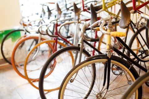 Vintage-Rennräder: Retro-Bikes stehen in einem Ladengeschäft