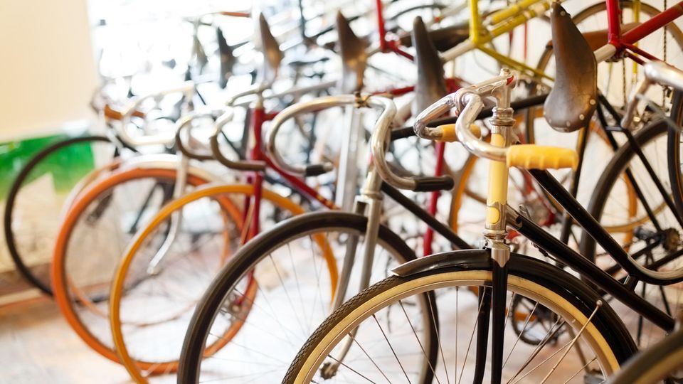 Vintage-Rennräder: Retro-Bikes stehen in einem Ladengeschäft