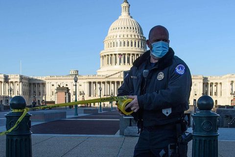 Ein Mitglied der Kapitolpolizei sperrt den Zugang zum Parlamentsgebäude in Washington ab