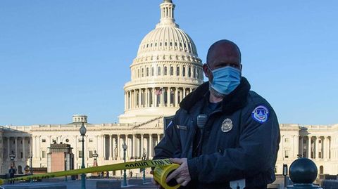 Ein Mitglied der Kapitolpolizei sperrt den Zugang zum Parlamentsgebäude in Washington ab