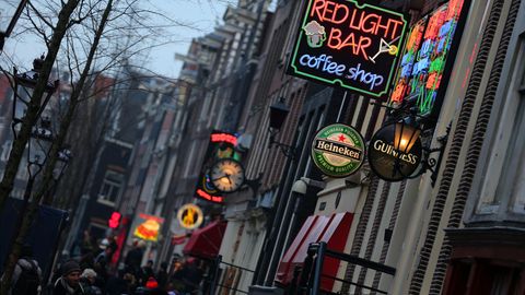 Niederlande, Amsterdam: ein Coffeeshop im Rotlichtviertel der Stadt