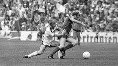 21. Mai 1977  Berti Vogts stellt Gegenspieler Uli Hoeneß. Mit diesem Spiel, das 2:2 ausgeht, endet die legendäre Rivalität der Klubs, weil Borussia Mönchengladbach für lange Zeit im Mittelmaß verschwindet. Diesmal aber triumphiert die Fohlen-Elf noch einmal und feiert unter dem Ex-Trainer der Bayern, Udo Lattek, die fünfte Meisterschaft in den vergangenen neun Jahren und die dritte in Folge. Es ist das letzte Spiel von Franz Beckenbauer für die Bayern. Ihn zieht es nach New York zu Cosmos.