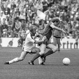21. Mai 1977  Berti Vogts stellt Gegenspieler Uli Hoeneß. Mit diesem Spiel, das 2:2 ausgeht, endet die legendäre Rivalität der Klubs, weil Borussia Mönchengladbach für lange Zeit im Mittelmaß verschwindet. Diesmal aber triumphiert die Fohlen-Elf noch einmal und feiert unter dem Ex-Trainer der Bayern, Udo Lattek, die fünfte Meisterschaft in den vergangenen neun Jahren und die dritte in Folge. Es ist das letzte Spiel von Franz Beckenbauer für die Bayern. Ihn zieht es nach New York zu Cosmos.