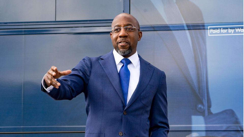 Raphael Warnock und Jon Ossoff: Der Baptistenpastor Raphael Warnock gewann am 5. Januar die Stichwahl gegen Kelly Loeffler für den US-Senat Der Baptistenpastor Raphael Warnock gewann am 5. Januar die Stichwahl gegen Kelly Loeffler für den US-Senat