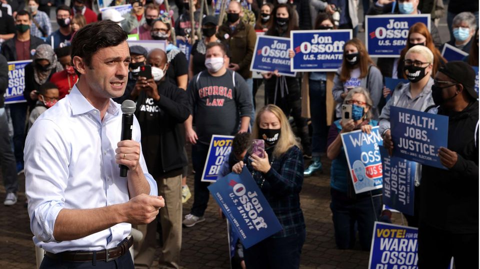 Raphael Warnock und Jon Ossoff: Während eines Wahlkampfauftritts vor der Clarke County City Hall in Athens Anfang Januar: Jon Ossoff. Während eines Wahlkampfauftritts vor der Clarke County City Hall in Athens Anfang Januar: Jon Ossoff.