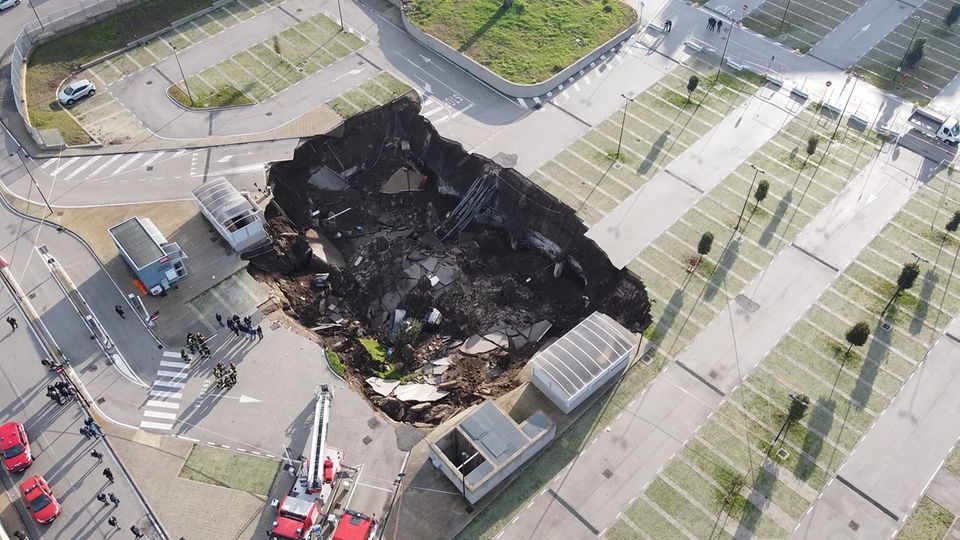 News Neapel Auf dem Parkplatz entstand ein rund 2000 Quadratmeter großes und 20 Meter tiefes Loch, in das mehrere Fahrzeuge stürzten.