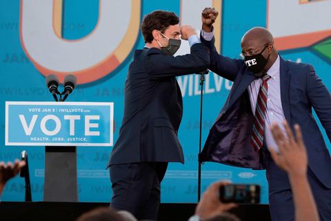 Begrüßung in Zeiten von Corona: Die beiden Demokraten Jon Ossoff (L) and Raphael Warnock (R) kandierten erfolgreich für den Senat.