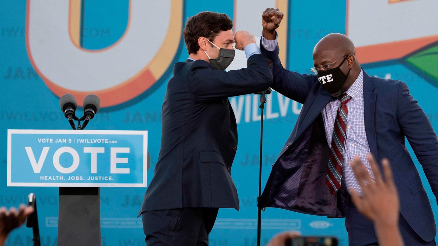 Begrüßung in Zeiten von Corona: Die beiden Demokraten Jon Ossoff (L) and Raphael Warnock (R) kandierten erfolgreich für den Senat.