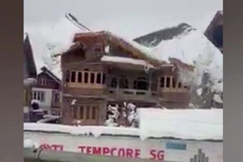 Erst schneit es, dann knackt es – dann bricht das ganze Dach zusammen